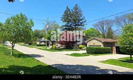 Toronto, ON, Kanada - 18. Mai 2026: Diese Wohnstraße in Toronto zeigt die typischen Häuser der Stadt an einem schönen Tag. Stockfoto