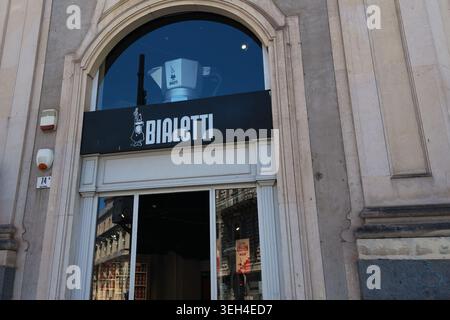 Bialetti Ladenfront und Logo mit übergroßem Mokakopf-Display über dem Eingang des Einzelhandels Stockfoto