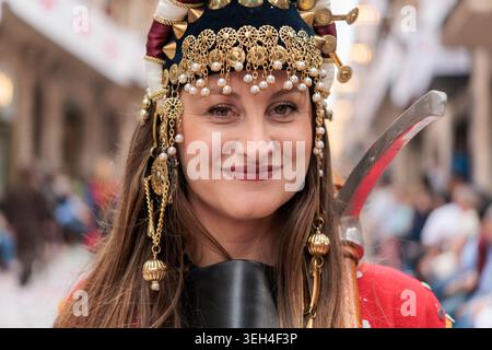 Porträt eines lächelnden Fila Domingo Miques weiblichen Mitglieds während des Festes der Mauren und Christen in Alcoy am 25. April 2026, Spanien Stockfoto