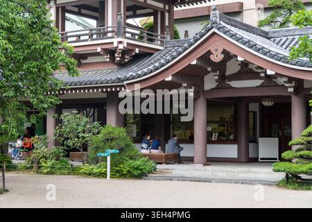Fukuoka, Japan 21. Mai 2026: Die traditionellen Gebäude des Tochoji-Tempels in Fukuoka mit typisch japanischer Architektur und gut gepflegten Gärten. Der buddhistische Tempel verkörpert Spiritualität, Ruhe und das kulturelle Erbe Japans. *** Traditionelle Gebäude des Tochoji-Tempels in Fukuoka mit typischer japanischer Architektur und gepflegter Gartenanlage. Der buddhistische Tempel steht für Spiritualität, Ruhe und kulturelles Erbe Japans. Stockfoto