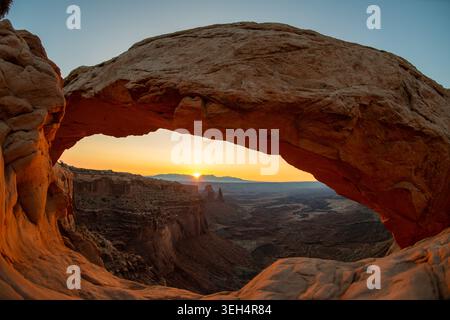 Mesa Arch at Sunrise, Island in the Sky District des Canyonlands National Park, Utah. Stockfoto