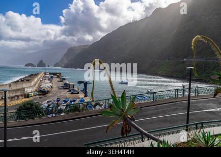 Portugal, Madeira-2. Februar 2026: Fischerhafen in Porto Moniz, umgeben von steilen Klippen Madeiras, ruhigen Atlantikgewässern, Booten und dramatischen Küsten Stockfoto