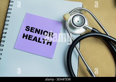 Konzept der älteren Gesundheit Schreiben auf Haftnotizen isoliert auf Holztisch. Stockfoto