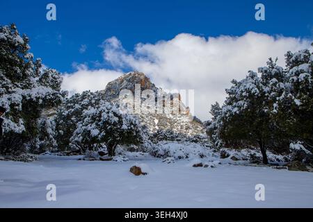 Atemberaubende schneebedeckte Berglandschaft in Ighzer Iwaquren, Kabylie Region, Nordalgerien Stockfoto