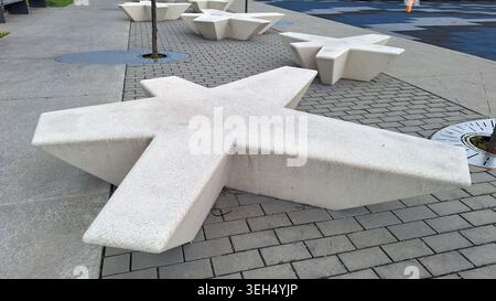Toronto, ON, Kanada - 18. Mai 2026: Moderne und geometrische Bänke bieten Sitzplätze in einem Stadtpark in Toronto, Kanada. Stockfoto