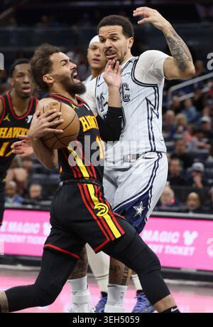Trae Young (links) schreien, als er während des NBA-Spiels im Kia Center am Montag, den 10. Februar 2025, in Orlando, Florida, in Orlando, zum Orlando Magic Guard Cole Anthony (rechts) fährt. (Foto: Stephen M. Dowell/Orlando Sentinel/TNS/SIPA USA) Stockfoto