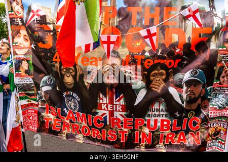 London, Großbritannien. Mai 2026. Britische Iraner halten Ein Schild auf, das gegen das iranische Regime während der Rallye Unite the Kingdom in London, Großbritannien, protestiert. Stockfoto