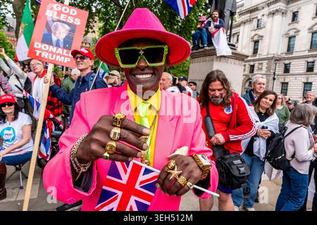 London, Großbritannien. Mai 2026. Ein afro-karibischer Mann mit Einer britischen Flagge auf dem Parlamentsplatz während der Unite the Kingdom Rally in London. Stockfoto