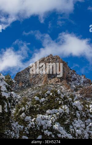 Atemberaubende schneebedeckte Berglandschaft in Ighzer Iwaquren, Kabylie Region, Nordalgerien Stockfoto