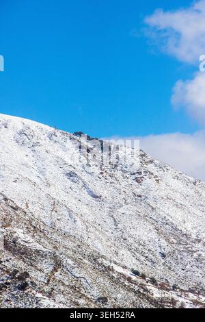 Atemberaubende schneebedeckte Berglandschaft in Ighzer Iwaquren, Kabylie Region, Nordalgerien Stockfoto