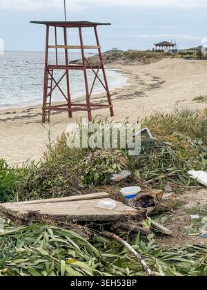 Traditionelle griechische Taverna mit blauen und weißen Tischdecken Stockfoto