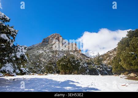 Atemberaubende schneebedeckte Berglandschaft in Ighzer Iwaquren, Kabylie Region, Nordalgerien Stockfoto