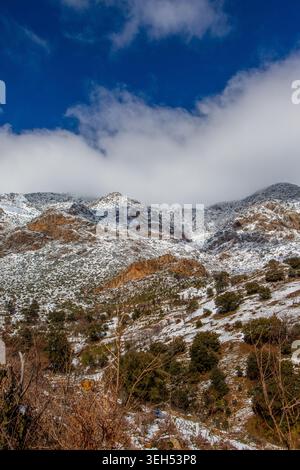 Atemberaubende schneebedeckte Berglandschaft in Ighzer Iwaquren, Kabylie Region, Nordalgerien Stockfoto