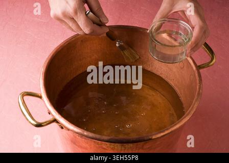 Zubereitung des Sirups (Filmrezept: Erdbeermarmelade) Stockfoto