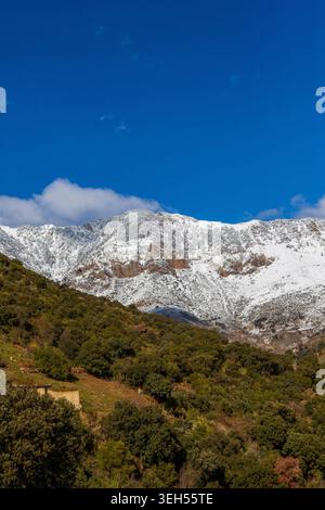 Atemberaubende schneebedeckte Berglandschaft in Ighzer Iwaquren, Kabylie Region, Nordalgerien Stockfoto