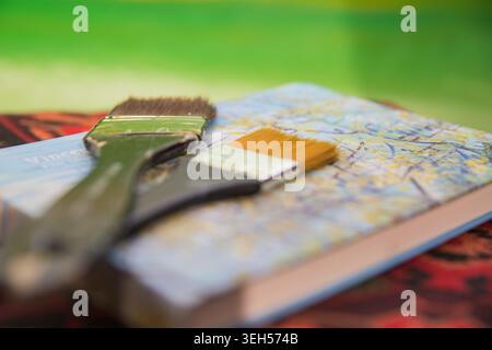 Stilleben im Kunststudio mit Malwerkzeugen, Kerzen und Blumen Stockfoto