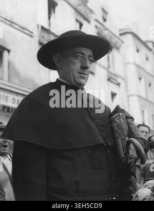 Alec Guinness als Father Brown in dem neuen britischen Bild dieses Namens, das jetzt von Facet Films gedreht wird, zur Veröffentlichung bei Columbia Pictures. Guinness wird vor Ort in Paris gesehen. November 1953. Stockfoto