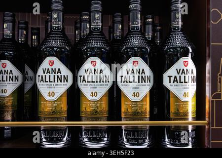 Tallinn, Estland, 24. März 2025. Vana Tallinn Likörflaschen Duty-Free-Ladenregal. Estnische alkoholische Getränke in Glasflaschen mit Markenzeichen und Etikett Stockfoto