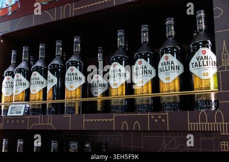 Tallinn, Estland, 24. März 2025. Vana Tallinn Likörflaschen in einer Reihe in einem Duty-Free-Geschäft angeordnet. Stockfoto