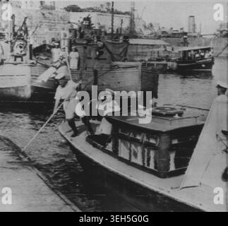 Italienischer Admiral landet, um sich zu ergeben – der italienische Admiral D'Zara begrüßt alliierte Offiziere an Land, als er mit seinem Lastkahn im Zollhaus von Malta ankommt, um den Großteil der italienischen Flotte an Admiral Sir Andrew Browne Cunningham, den alliierten mediterranen Marinehäuptling, zu übergeben. September 1943. (Foto durch Radiofoto). Stockfoto