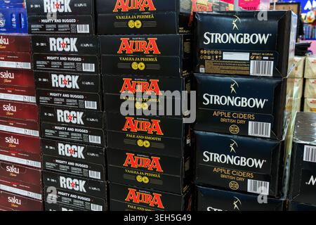 Helsinki, Finnland, 24. März 2025. Gestapelte alkoholische Getränkekartons mit Dosen von Strongbow Apfelwein, Alita, Rock und Saku. Alkoholabgabe Stockfoto