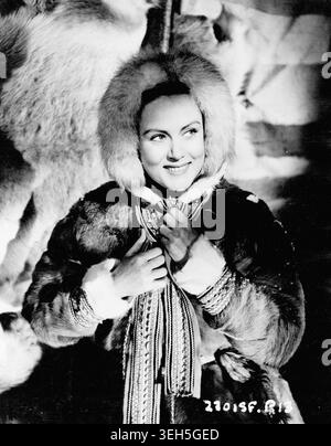 Ein bezauberndes neues Charakterporträt von Nadia Gray als Kara in „Tal der Adler“. Dieses Foto wurde vor Ort in Norwegen aufgenommen. Im Tal der Eagles sind Jack Warner, Nadia Gray und John McCallun, ein unabhängiger Sovereign-Film, produziert von Nat Bronston und Regie von Terence Young, nach sieben Wochen in Schweden und Norwegen wurde der Film in den Pinewood Studios fertiggestellt. November 1952. Stockfoto