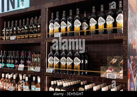 Tallinn, Estland, 24. März 2025. Vana Tallinn Likörflaschen im Duty-Free-Shop im Einzelhandelsregal. Estnische Etiketten für alkoholische Getränke, Verpackung, an Stockfoto