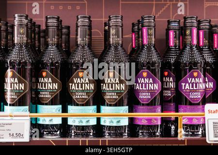 Tallinn, Estland, 24. März 2025. Vana Tallinn Likörflaschen werden in einem Duty-Free-Geschäft ausgestellt. Klassische und aromatisierte Sorten mit Markenbezeichnung l Stockfoto