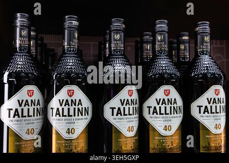 Tallinn, Estland, 24. März 2025. Vana Tallinn Likörflaschen Duty-Free-Ladenregal. Estnische alkoholische Getränke in Glasflaschen mit Markenzeichen und Etikett Stockfoto