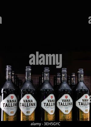 Tallinn, Estland, 24. März 2025. Vana Tallinn Likörflaschen in einem Duty-Free-Verkaufsregal mit schwarzem Kopierraum darüber. Estnisches alkoholisches Getränk i Stockfoto