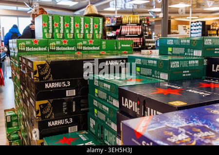 Helsinki, Finnland, 24. März 2025. Gestapelte Bierkartons in einem Duty-Free-Shop, einschließlich Heineken, Karhu und Lapin Kulta Bierverpackungen. Stockfoto