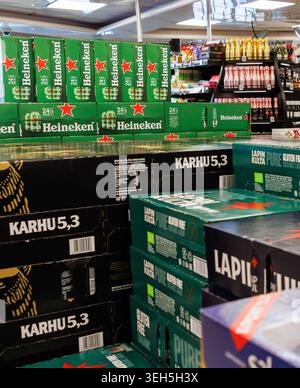 Helsinki, Finnland, 24. März 2025. Gestapelte Bierkartons in einem Duty-Free-Shop, einschließlich Heineken, Karhu und Lapin Kulta Bierverpackungen. Stockfoto