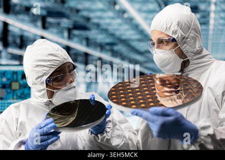 Nahaufnahme von qc-Ingenieuren, die Halbleitersubstrate in Smart Factory untersuchen und Photolithographie analysieren. Teamwork-Industrie 4,0 Mitarbeiter in Anlagen bewerten fortschrittliche Mikrochip-Silizium-Wafer-Prototypen Stockfoto