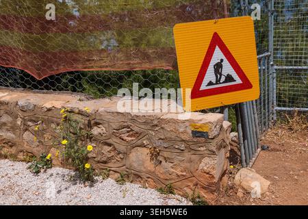 Bauschilder entlang des Wanderweges nach Kamini in Hydra, Griechenland. Stockfoto