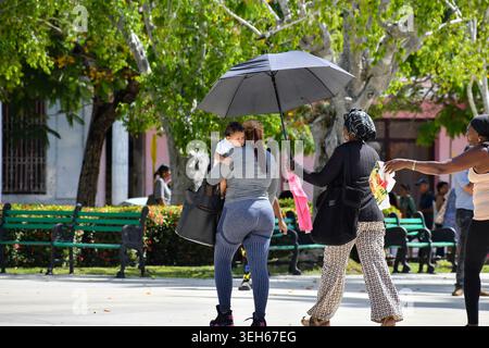 CIEGO DE AVILA, KUBA - 28. APRIL 2026: Menschen gehen durch den Jose Marti Park. Stockfoto