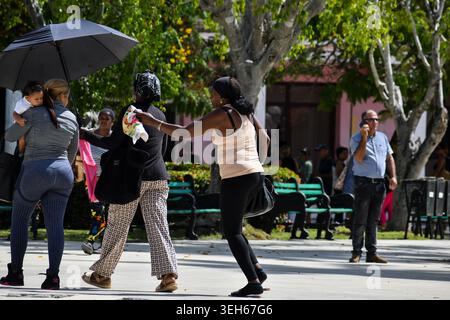 CIEGO DE AVILA, KUBA - 28. APRIL 2026: Menschen gehen durch den Jose Marti Park. Stockfoto