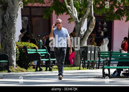CIEGO DE AVILA, KUBA - 28. APRIL 2026: Menschen gehen durch den Jose Marti Park. Stockfoto