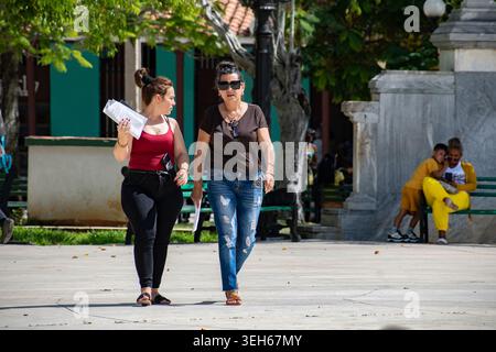 CIEGO DE AVILA, KUBA - 28. APRIL 2026: Menschen gehen durch den Jose Marti Park. Stockfoto