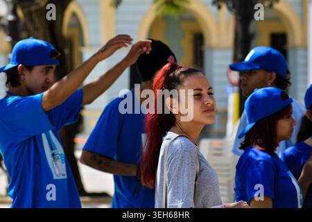 CIEGO DE AVILA, KUBA - 29. APRIL 2026: Die Menschen genießen eine kulturelle Aktivität im Jose Marti Park. Stockfoto