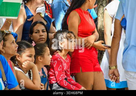 CIEGO DE AVILA, KUBA - 29. APRIL 2026: Die Menschen genießen eine kulturelle Aktivität im Jose Marti Park. Stockfoto