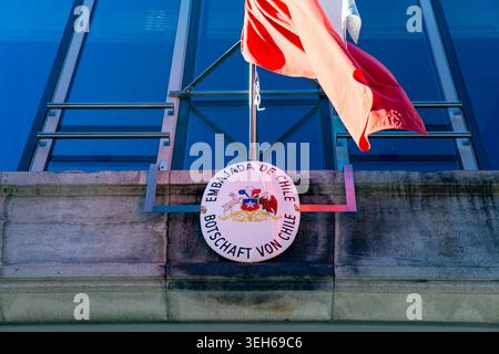 Nahaufnahme der Botschaft von Chile (Embajada de Chile) in Berlin mit der chilenischen Nationalflagge über der Gebäudefassade. Chilenische Botschaft. Stockfoto