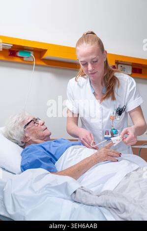 Krankenschwester überprüft das Pulsoxymeter des Patienten. Stockfoto