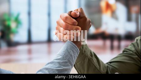 Zwei Starke Geschäftsleute Treten Heftig An Einer Intensiven Armwrestling Challenge An. Stockfoto