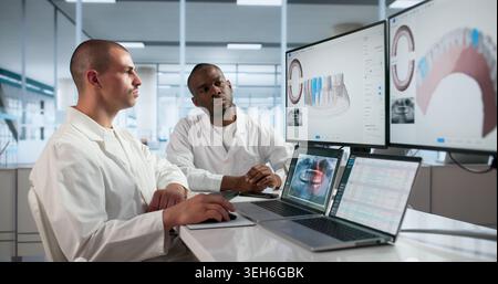 Der Zahnarzt verwendet fortschrittliche Computertechnologie, um den Kiefer junger Patienten genau zu untersuchen. Stockfoto
