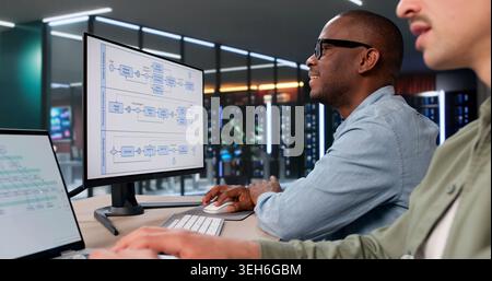 Zwei Geschäftsleute Diskutieren Strategische Projektplanung Mithilfe Von Laptop-Flussdiagrammen. Stockfoto