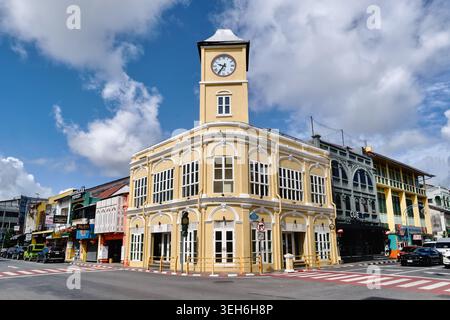 Das Wahrzeichen Phromthep Clocktower in der Altstadt von Phuket Town auf der Insel Phuket, Thailand, das berühmteste Gebäude der Stadt Stockfoto