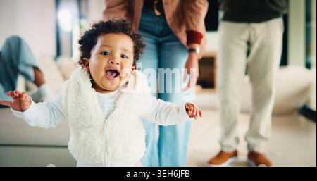 Eltern, Walking oder Baby mit Porträt im Haus, kindlicher Entwicklung oder begeistert für motorische Übungen. Familie, Kind oder glückliches Mädchen mit Lernen Stockfoto