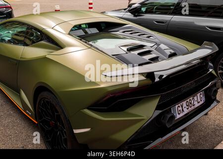 Monte Carlo, monaco 12. April 2026 Ein markanter, olivgrüner Lamborghini-Supersportwagen mit aggressivem Heckdesign und Karbonfaserspoiler Stockfoto