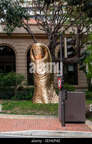 Monte Carlo, Monaco 12. April 2026 in einem gepflegten Park steht die berühmte, bronzene, riesige Daumenskulptur „Le Pouce“ des Künstlers César Baldaccini Stockfoto