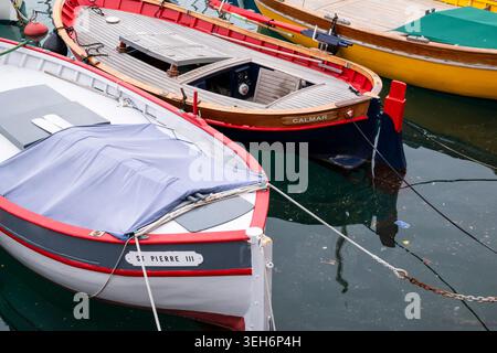 Nizza, Frankreich, 12. April 2026 traditionelle bunte Holzfischboote, die im ruhigen Mittelmeer von Port Lympia in Nizza, französische Riviera, vor Anker gebracht werden Stockfoto